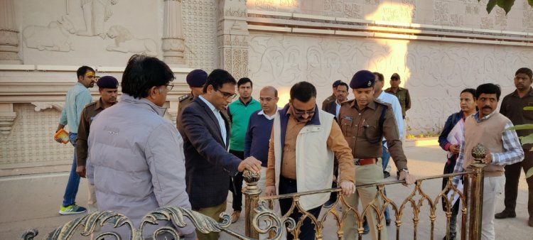 कलेक्टर एवं पुलिस अधीक्षक ने महाकाल लोक एवं महाकालेश्वर मन्दिर की व्यवस्थाओं का निरीक्षण किया*