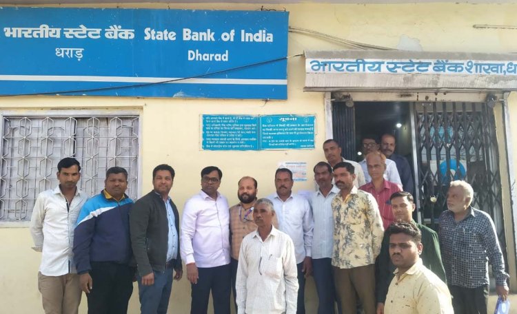 गरीबों के मसीहा बन रहे रतलाम कलेक्टर सरकारी योजना में गरीब हितग्राहियों के प्रकरण स्वीकृत कराने के लिए कलेक्टर खुद धराड़ एसबीआई शाखा पहुंचे