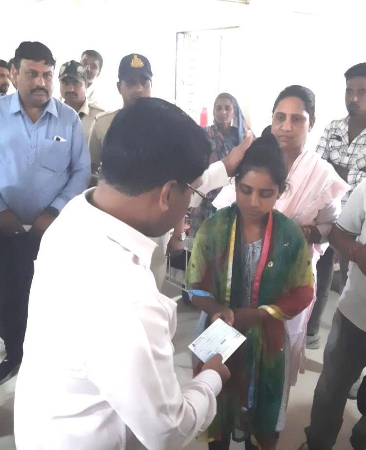 जनप्रतिनिधि पर आमजन का विश्वास घटा रतलाम कलेक्टर की आमजन के बीच बेहतर संवेदनशीलता