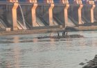 ओंकारेश्वर में नर्मदा नदी में पलटी नाव, 10 यात्रियों