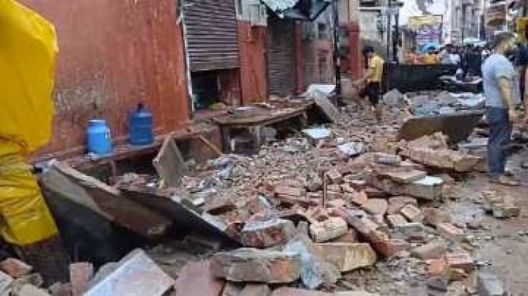 बांकेबिहारी मन्दिर के पास बड़ा हादसा, पुरानी बिल्डिंग का हिस्सा गिरने से 5 की मौत कई घायल