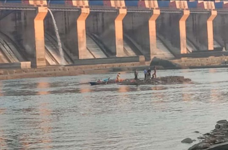 ओंकारेश्वर में नर्मदा नदी में पलटी नाव, 10 यात्रियों