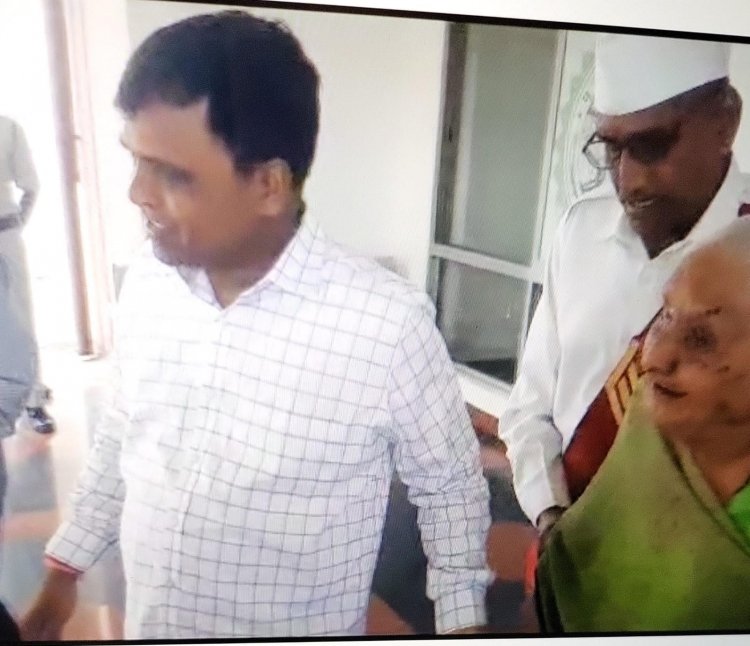 मां बुजुर्ग और बेसरा हुई तो