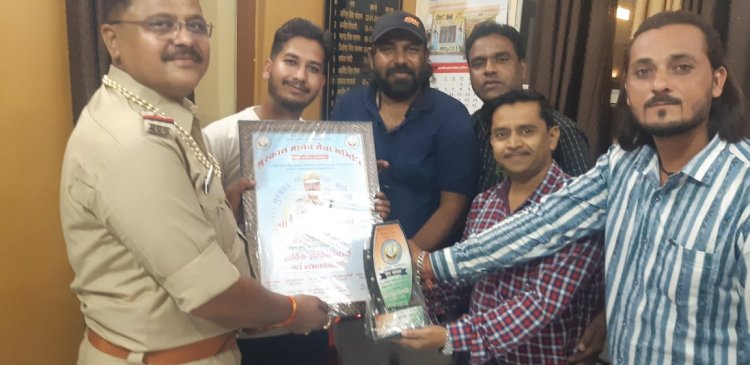 मुस्कान मानव सेवा समिति ने किया महाकाल थाना प्रभारी अजय कुमार वर्मा का सम्मान,