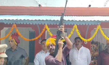 विजयादशमी पर्व पर पुलिस लाइन में हुआ शस्त्र पूजन, अधिकारियों ने किया हवाई फायर