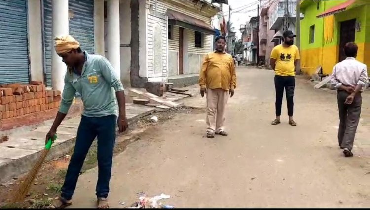 धनपुरी वार्ड 22 में स्वच्छ अभियान का संदेश देते हुए कांग्रेस जिला प्रवक्ता मोहम्मद कलाम एडवोकेट ने सफाई करवाई
